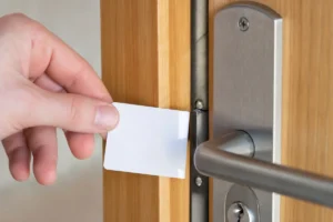 comment ouvrir une porte avec une clé derrière